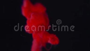 红色染料喷洒看起来像水中的血液作为程式化的抽象背景视频